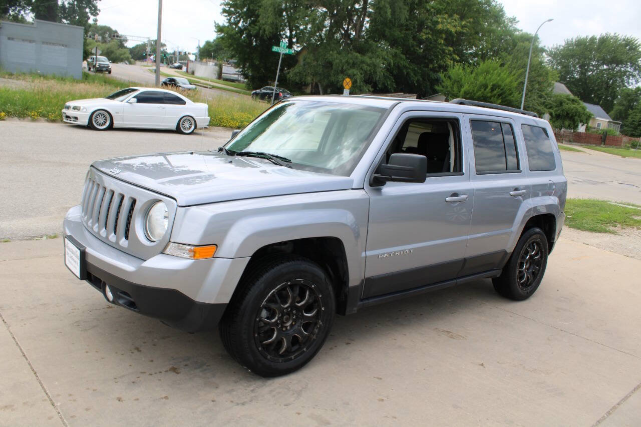Used 2017 Jeep Patriot Latitude FWD image 4