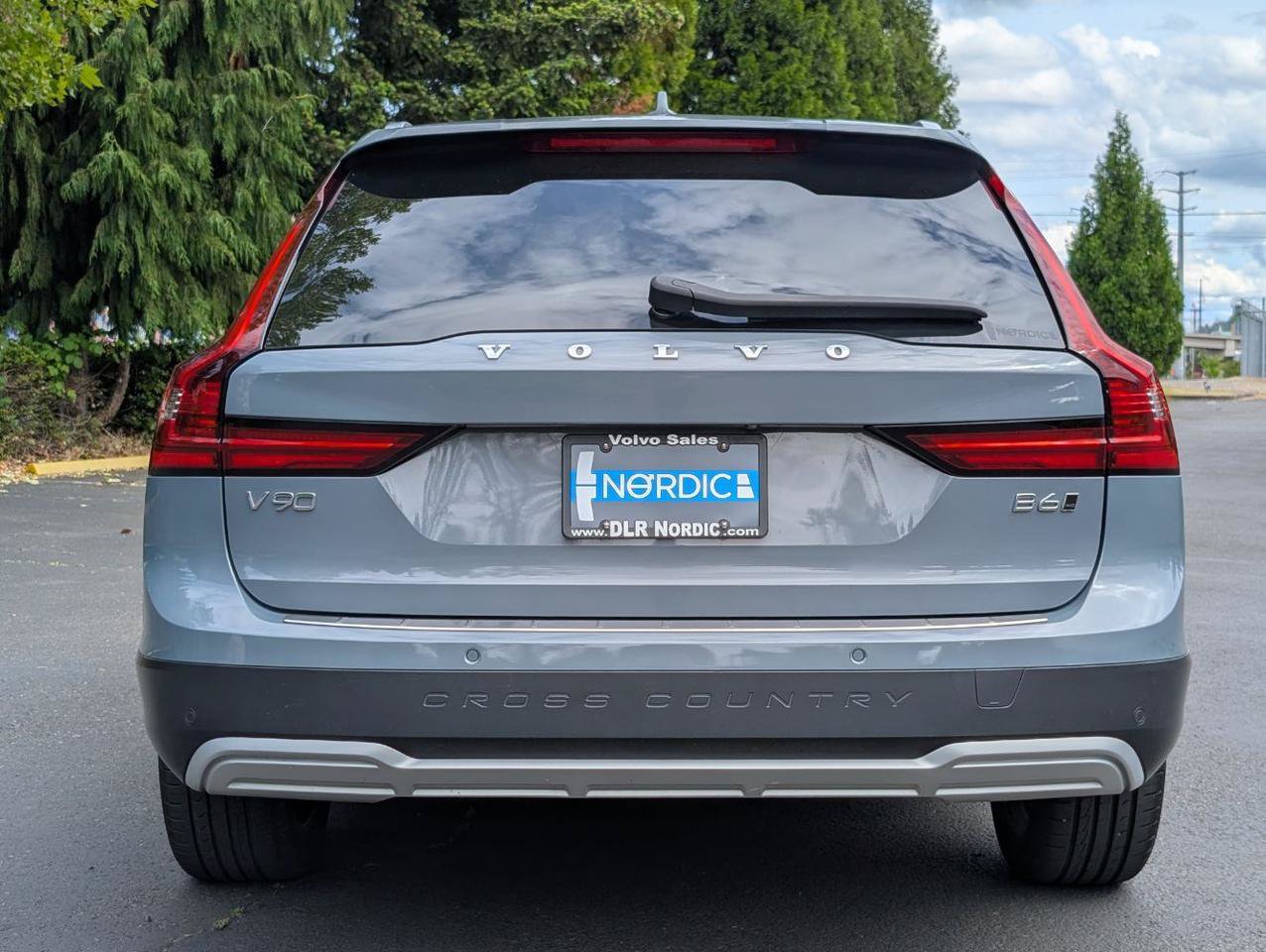 Used 2022 Volvo V90 B6 Cross Country w/ Protection Package AWD/4WD image 6