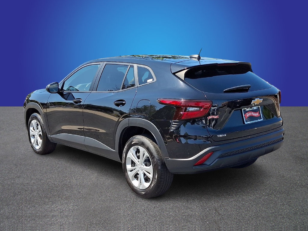 Used 2025 Chevrolet Trax LS FWD image 6