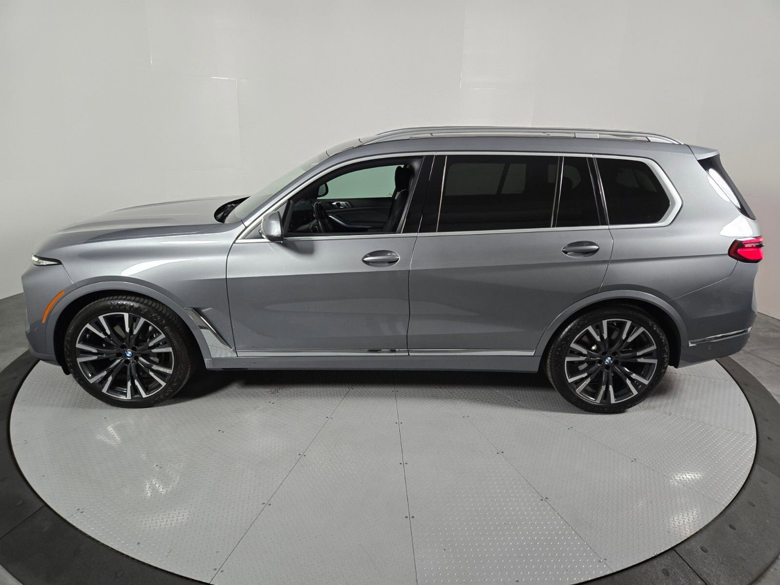 Used 2024 BMW X7 xDrive40i w/ Parking Assistance Package image 32