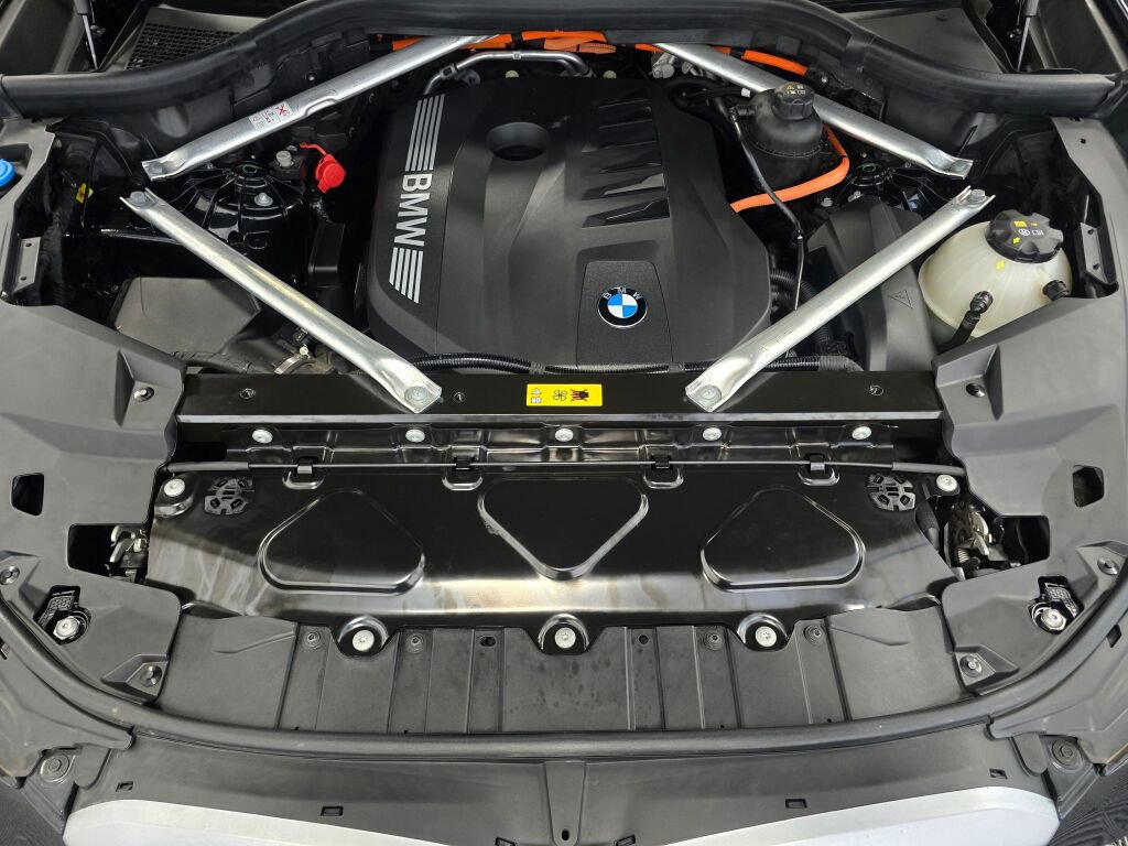 Used 2025 BMW X5 xDrive50e image 9