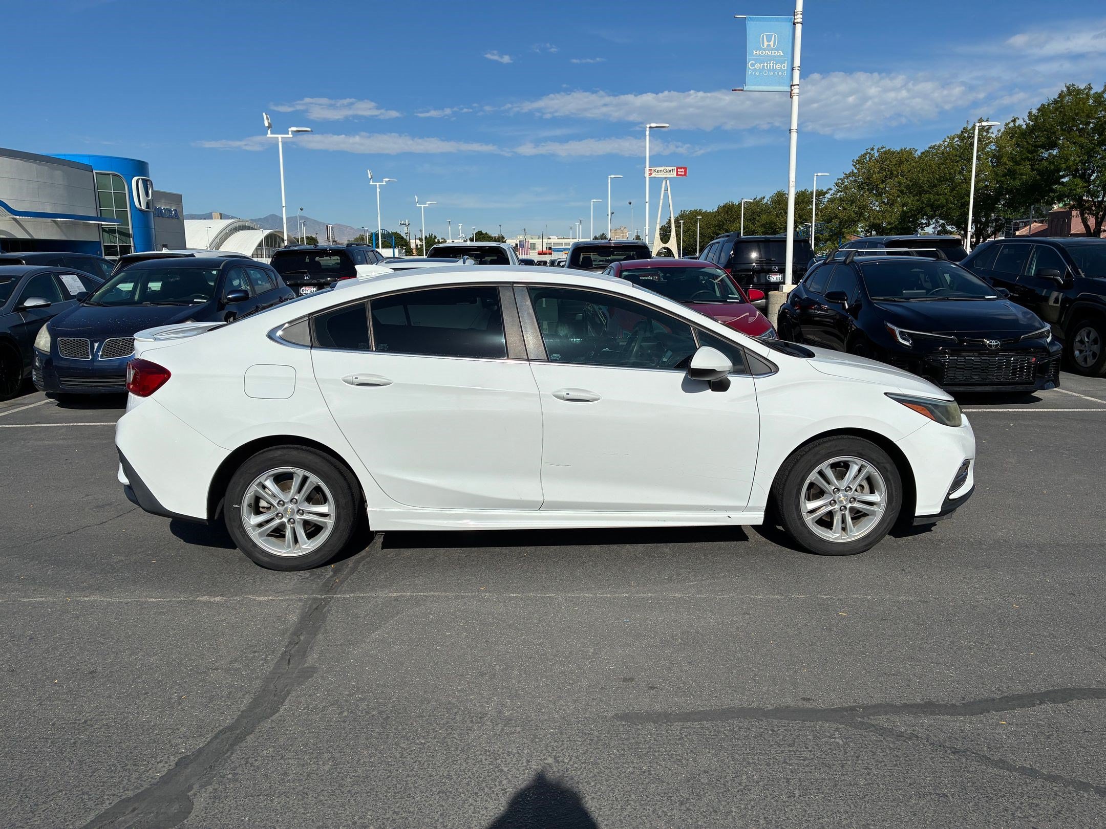 Used 2018 Chevrolet Cruze LT w/ Convenience Package FWD image 2