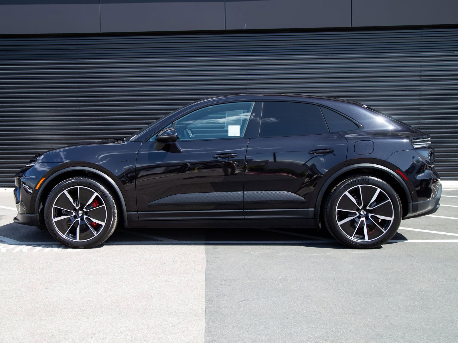 Used 2025 Porsche Macan 4S Electric AWD/4WD image 2