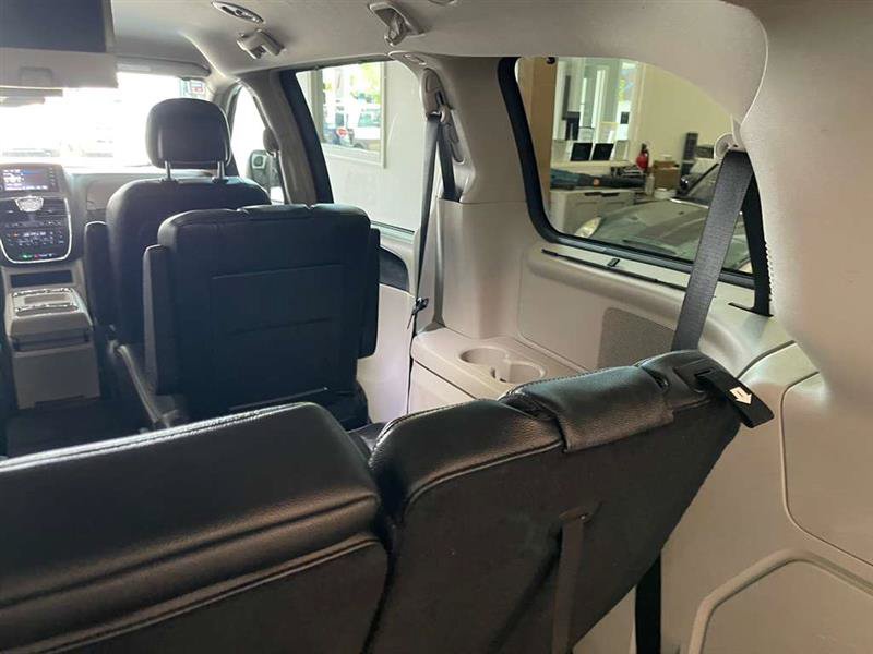 Used 2015 Chrysler Town & Country Touring-L w/ Driver Convenience Group FWD image 50