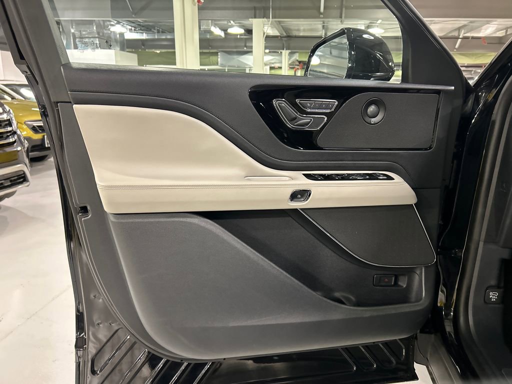 Used 2026 Lincoln Aviator Reserve w/ Illumination Package image 9
