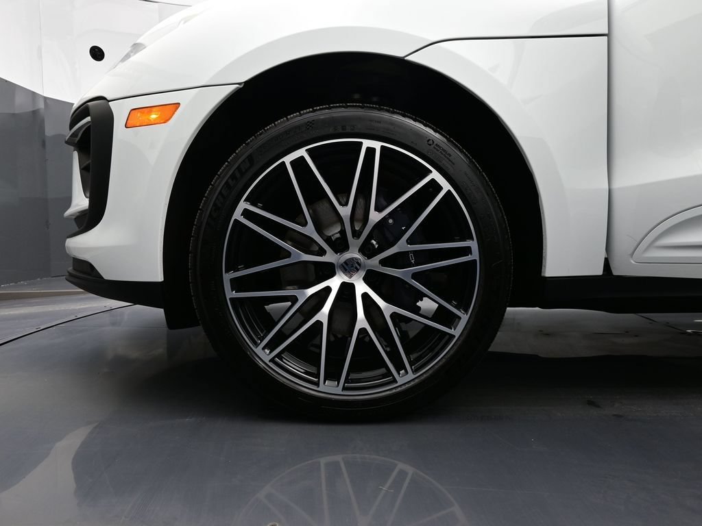 Certified 2026 Porsche Macan AWD/4WD image 6