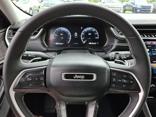 Used 2023 Jeep Grand Cherokee Limited AWD/4WD image 19