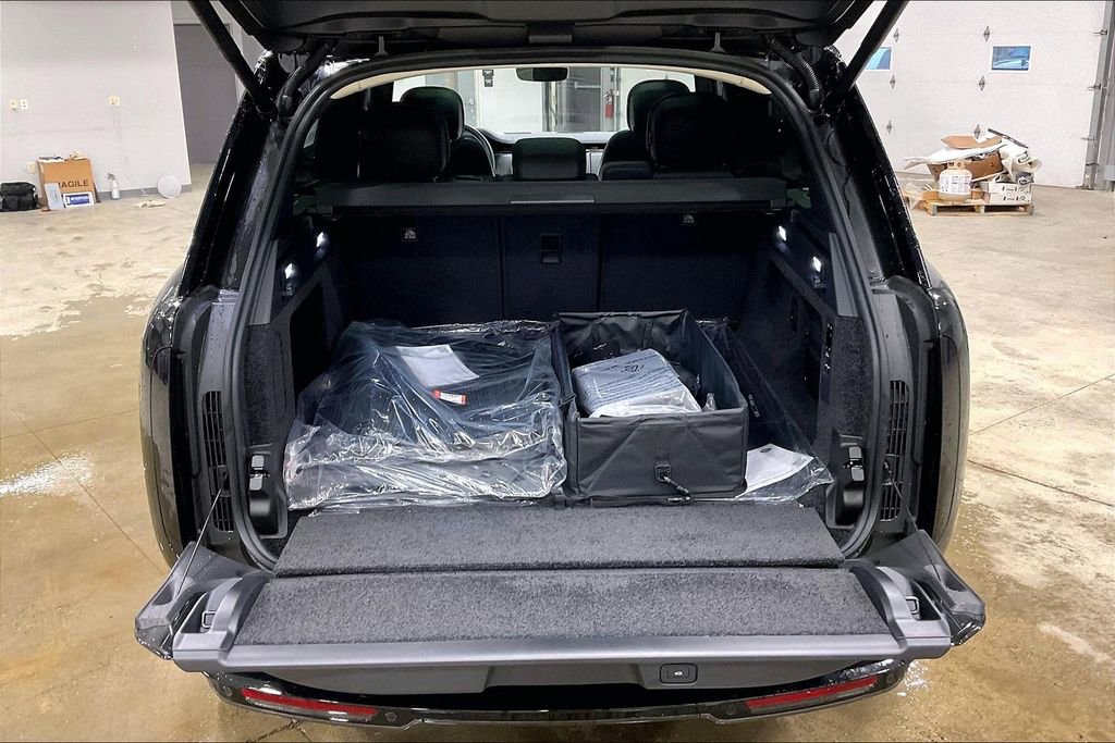 New 2026 Land Rover Range Rover SE image 9