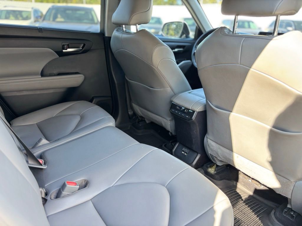 Used 2020 Toyota Highlander XLE image 15