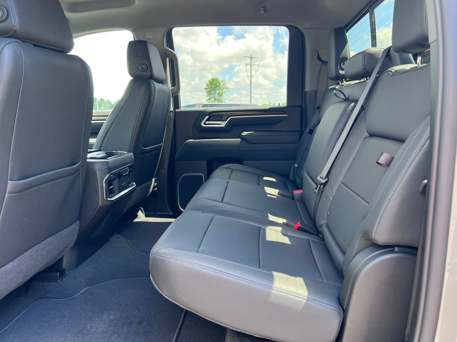 New 2026 GMC Sierra 2500 SLT w/ SLT Premium Package AWD/4WD image 4