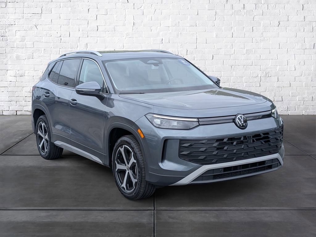 Used 2025 Volkswagen Tiguan SE image 1