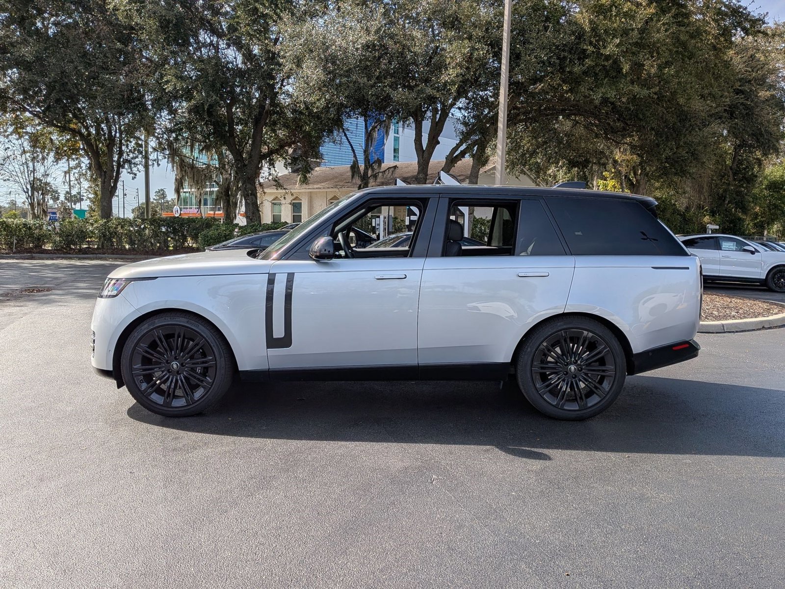 Used 2025 Land Rover Range Rover SE image 2