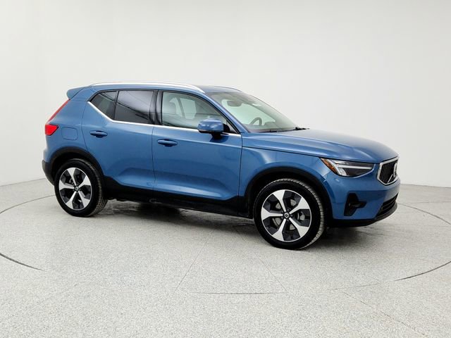 Certified 2025 Volvo XC40 B5 Plus image 3
