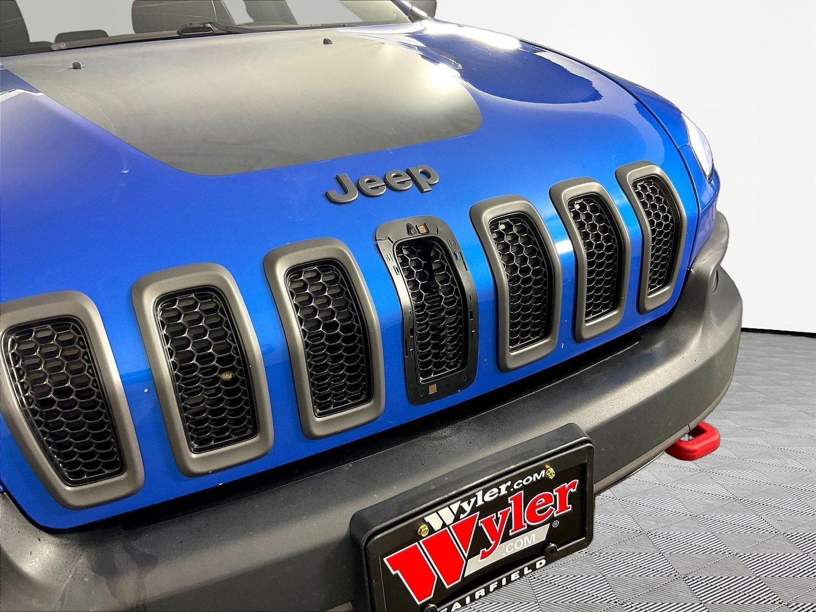 Used 2018 Jeep Cherokee Trailhawk w/ Cold Weather Group AWD/4WD image 32