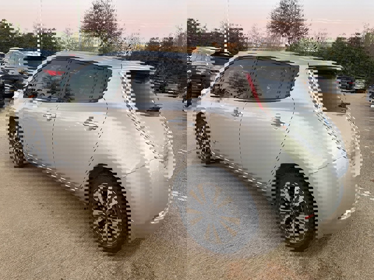 Used 2016 Nissan Leaf SV image 4