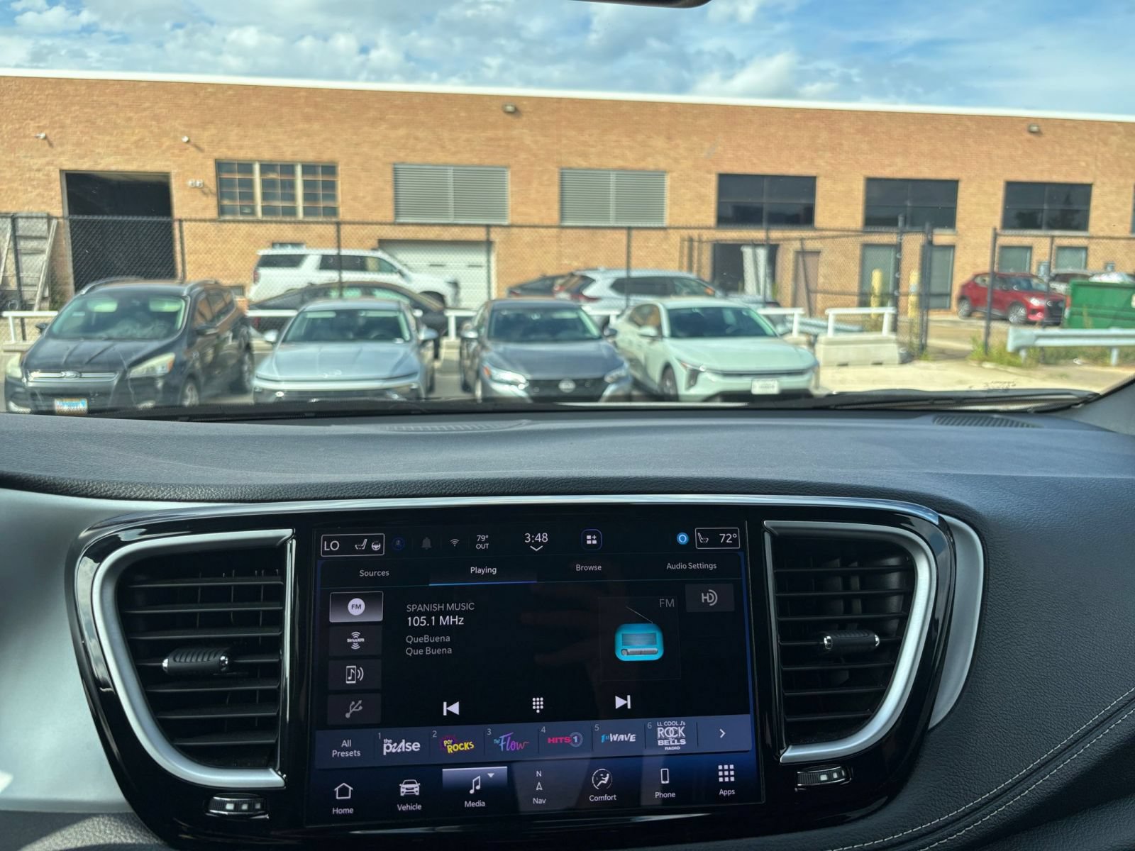 Used 2025 Chrysler Pacifica Limited FWD image 16