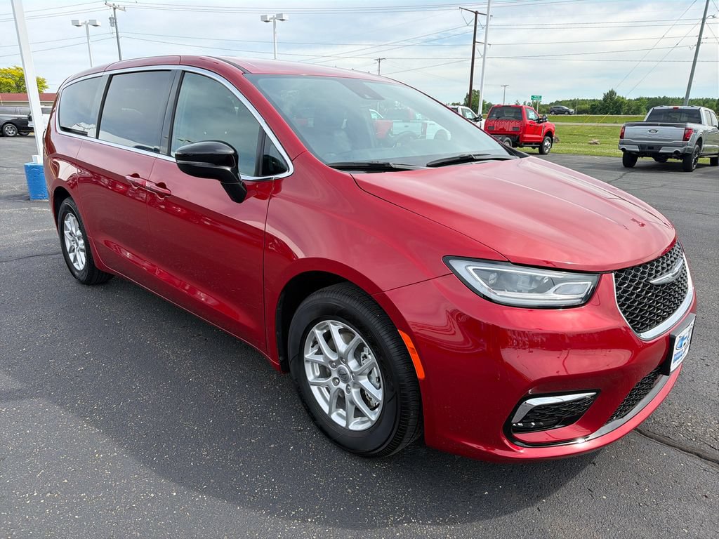 Used 2025 Chrysler Pacifica Select FWD image 7