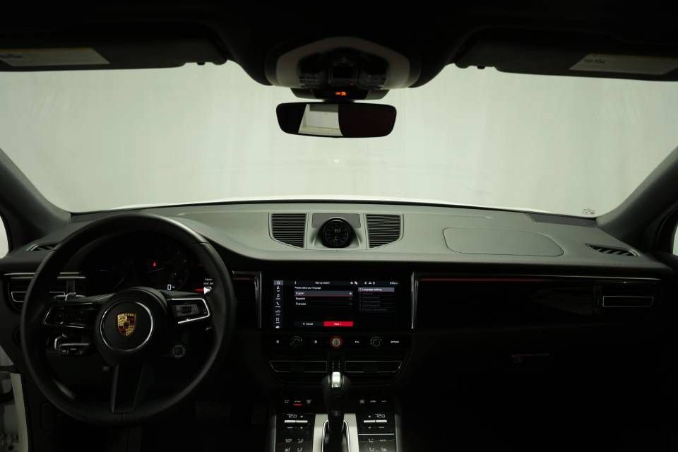 Certified 2025 Porsche Macan AWD/4WD image 16