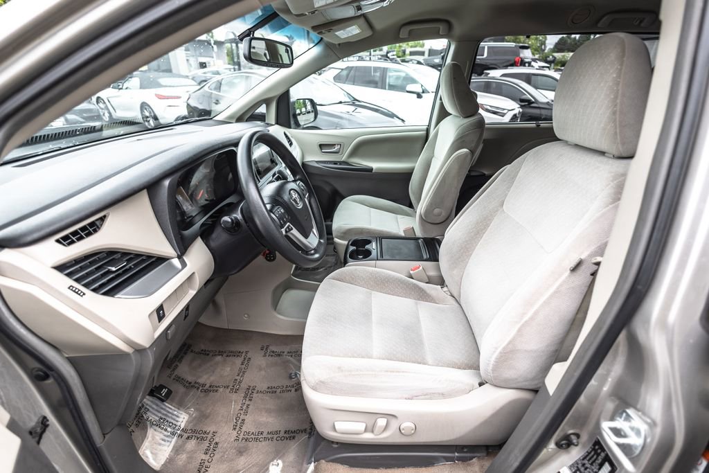 Used 2017 Toyota Sienna LE FWD image 19