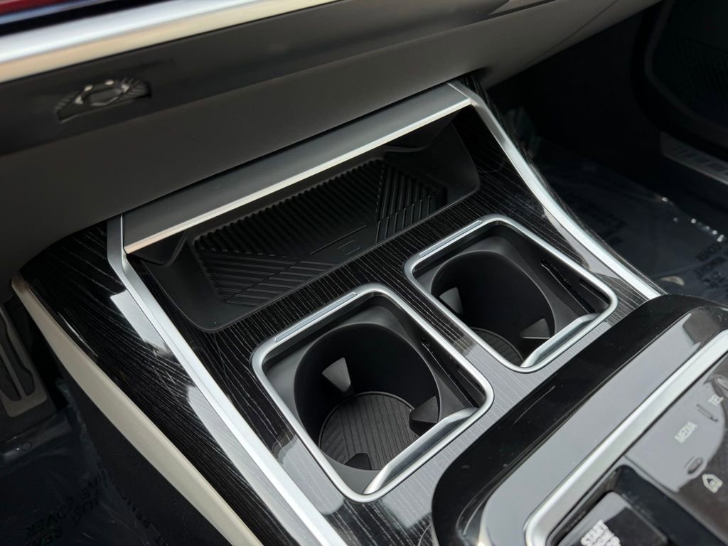 Used 2025 BMW 750e xDrive image 21