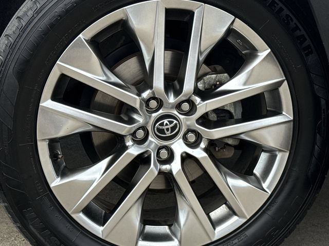 Used 2020 Toyota RAV4 XLE Premium FWD image 11