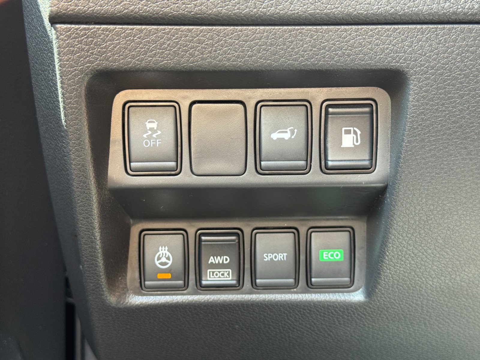 Used 2018 Nissan Rogue SV w/ Sun & Sound Touring Package AWD/4WD image 18