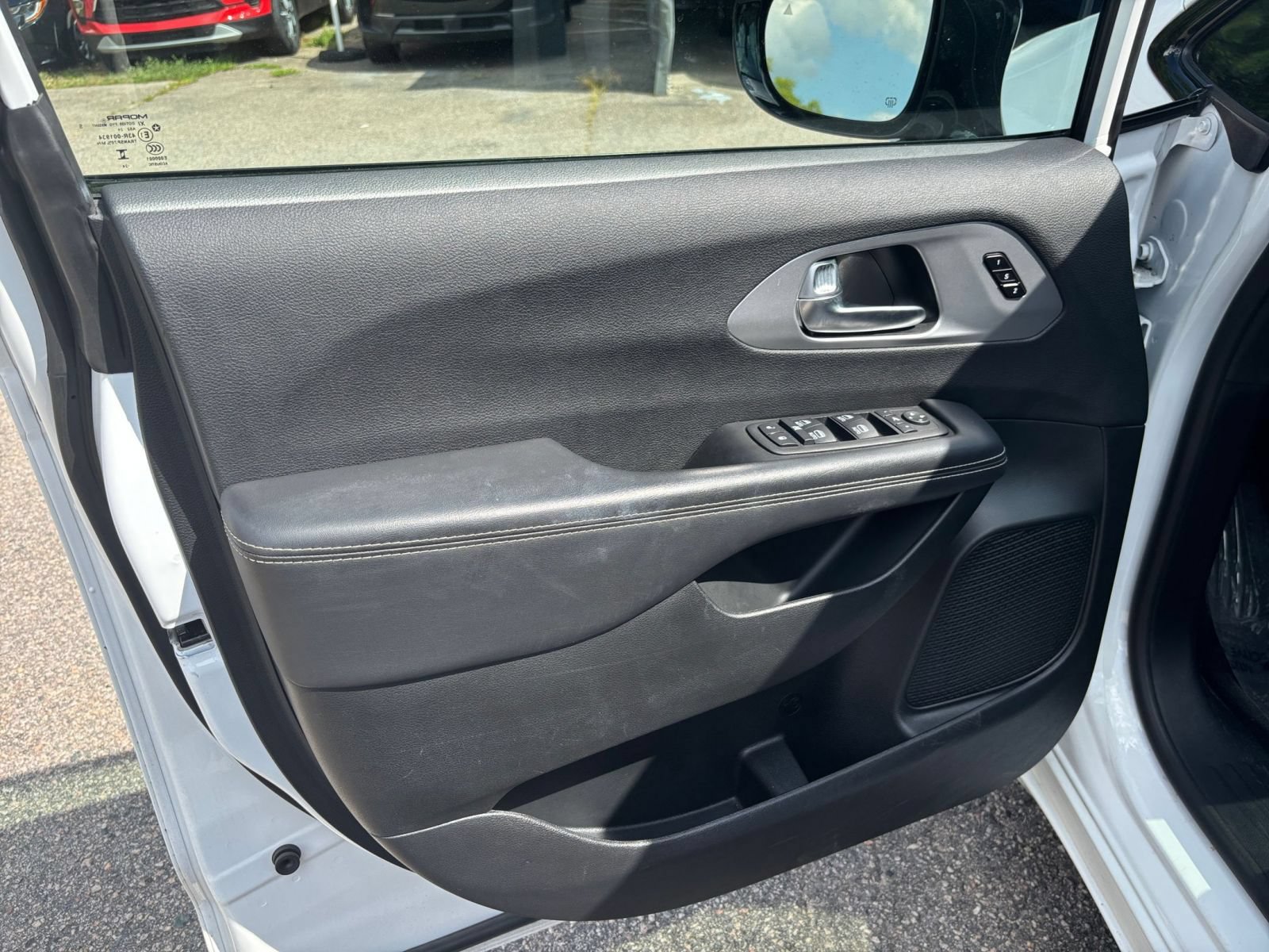 Used 2025 Chrysler Pacifica Limited FWD image 18