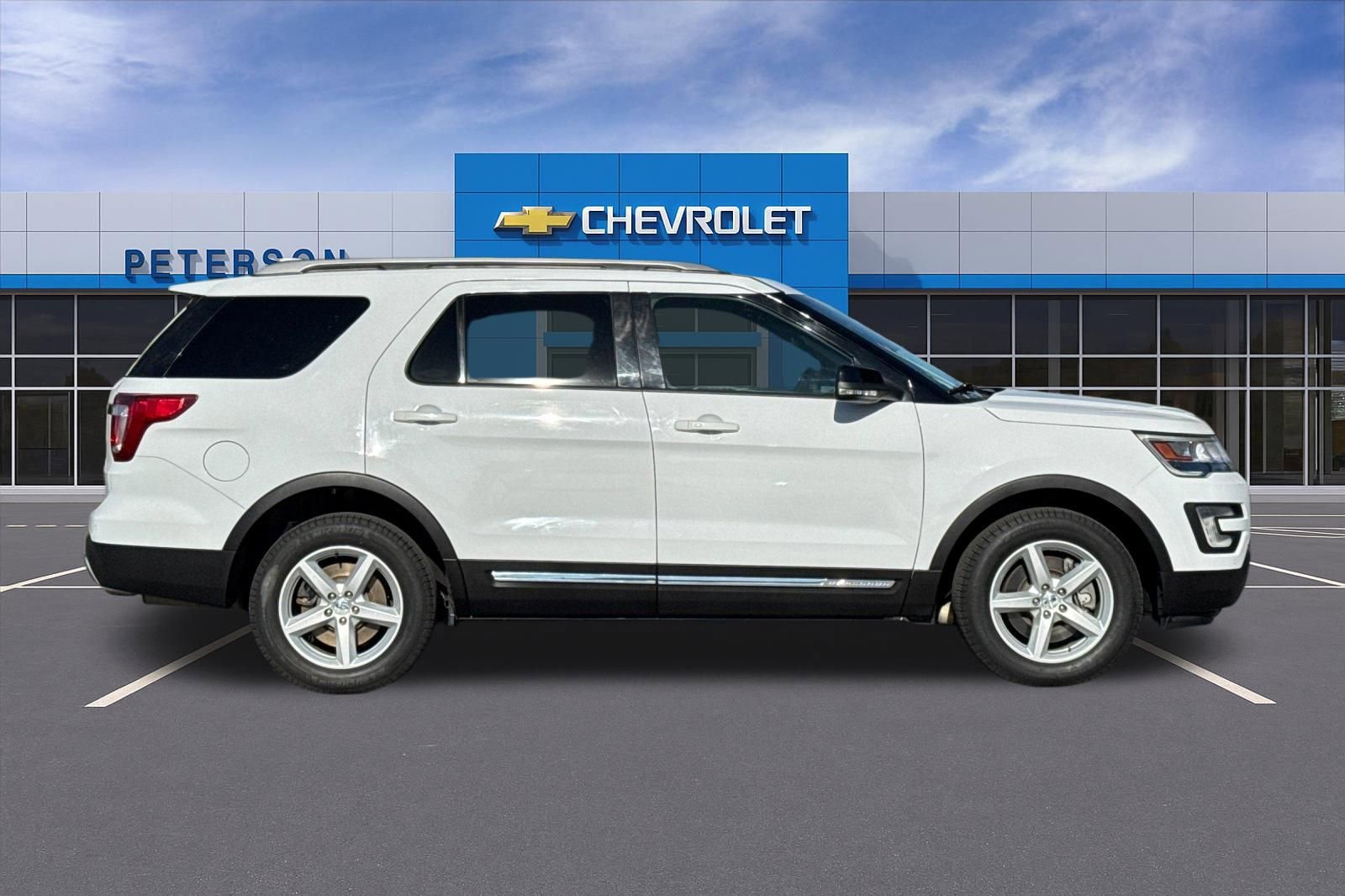 Used 2017 Ford Explorer XLT AWD/4WD image 3