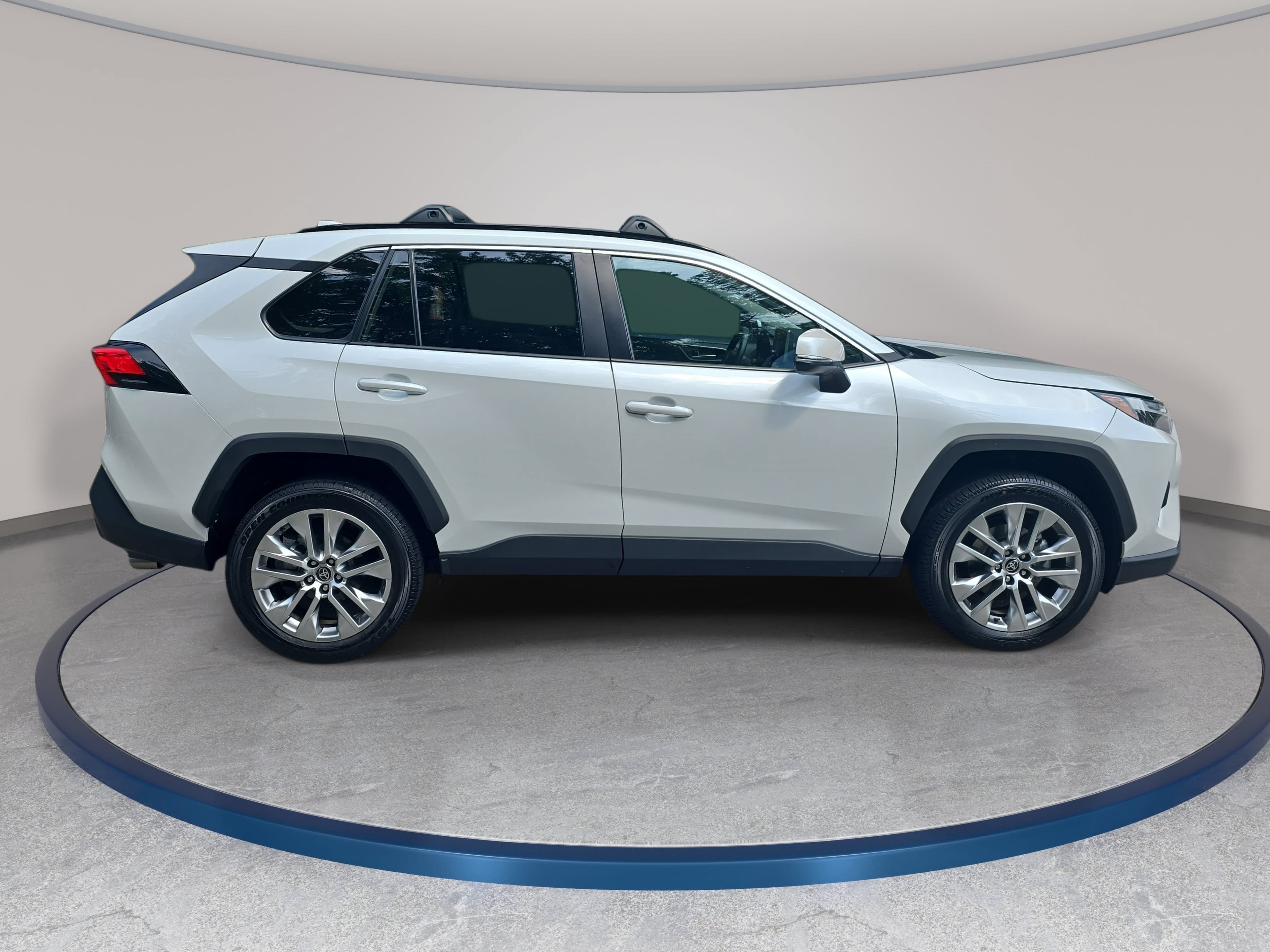 Used 2025 Toyota RAV4 XLE Premium FWD image 4