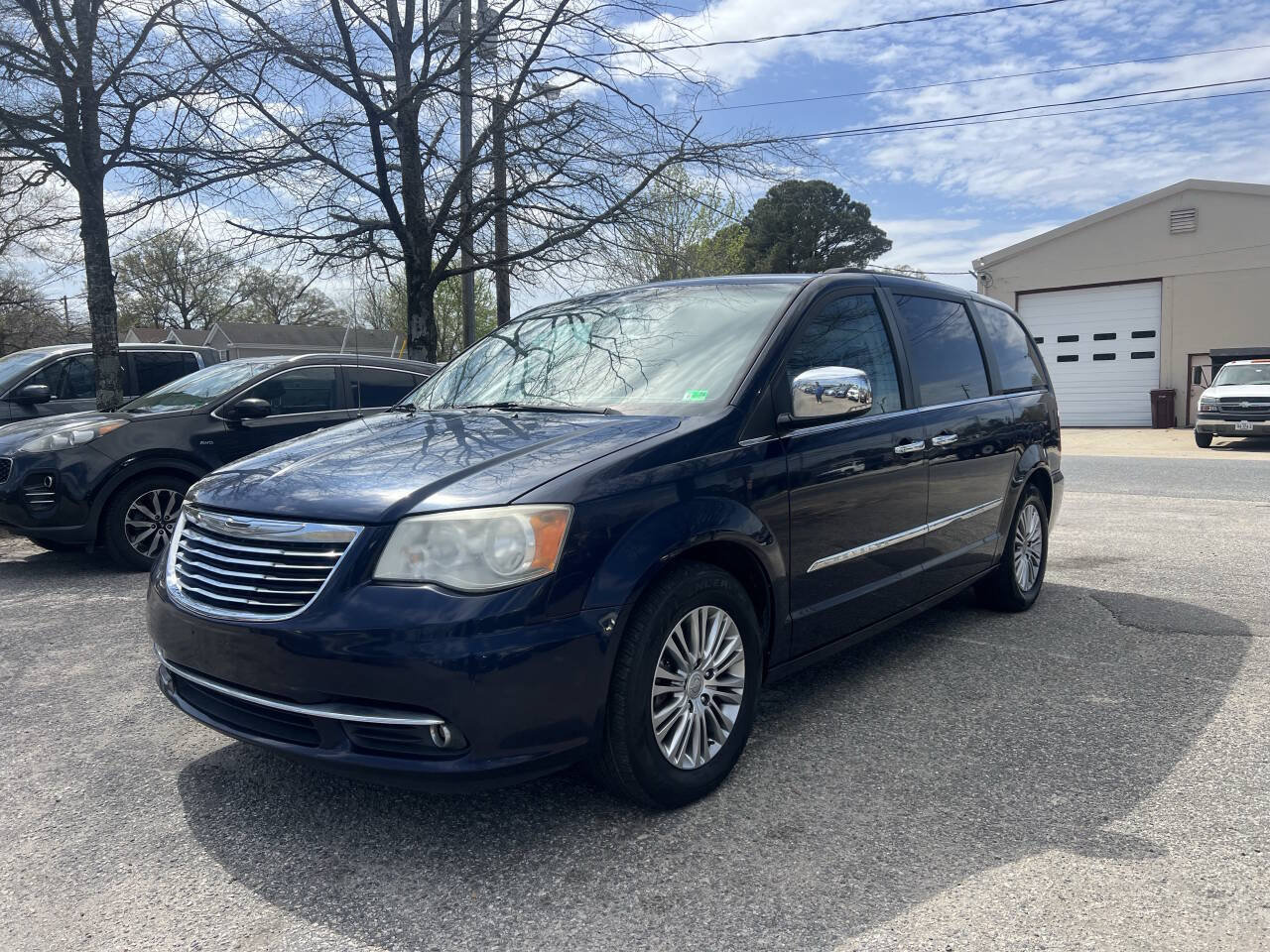 Used 2013 Chrysler Town & Country Touring-L w/ Entertainment Group #2 FWD image 9