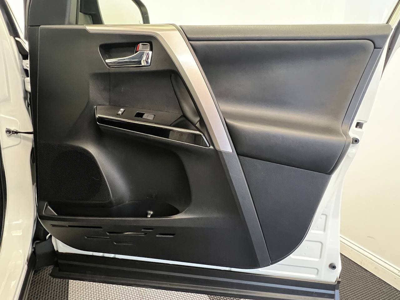 Used 2016 Toyota RAV4 Limited image 11