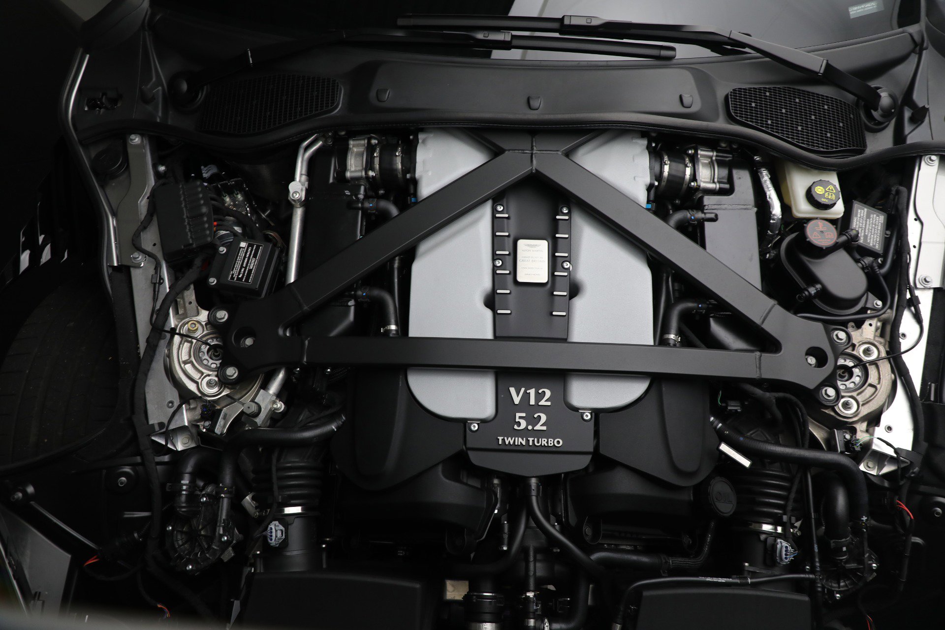 Used 2023 Aston Martin DBS Coupe image 29