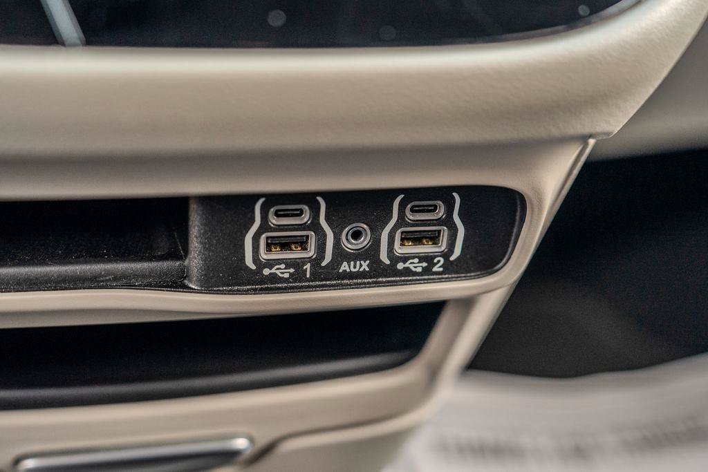Used 2024 Chrysler Pacifica Touring-L FWD image 32