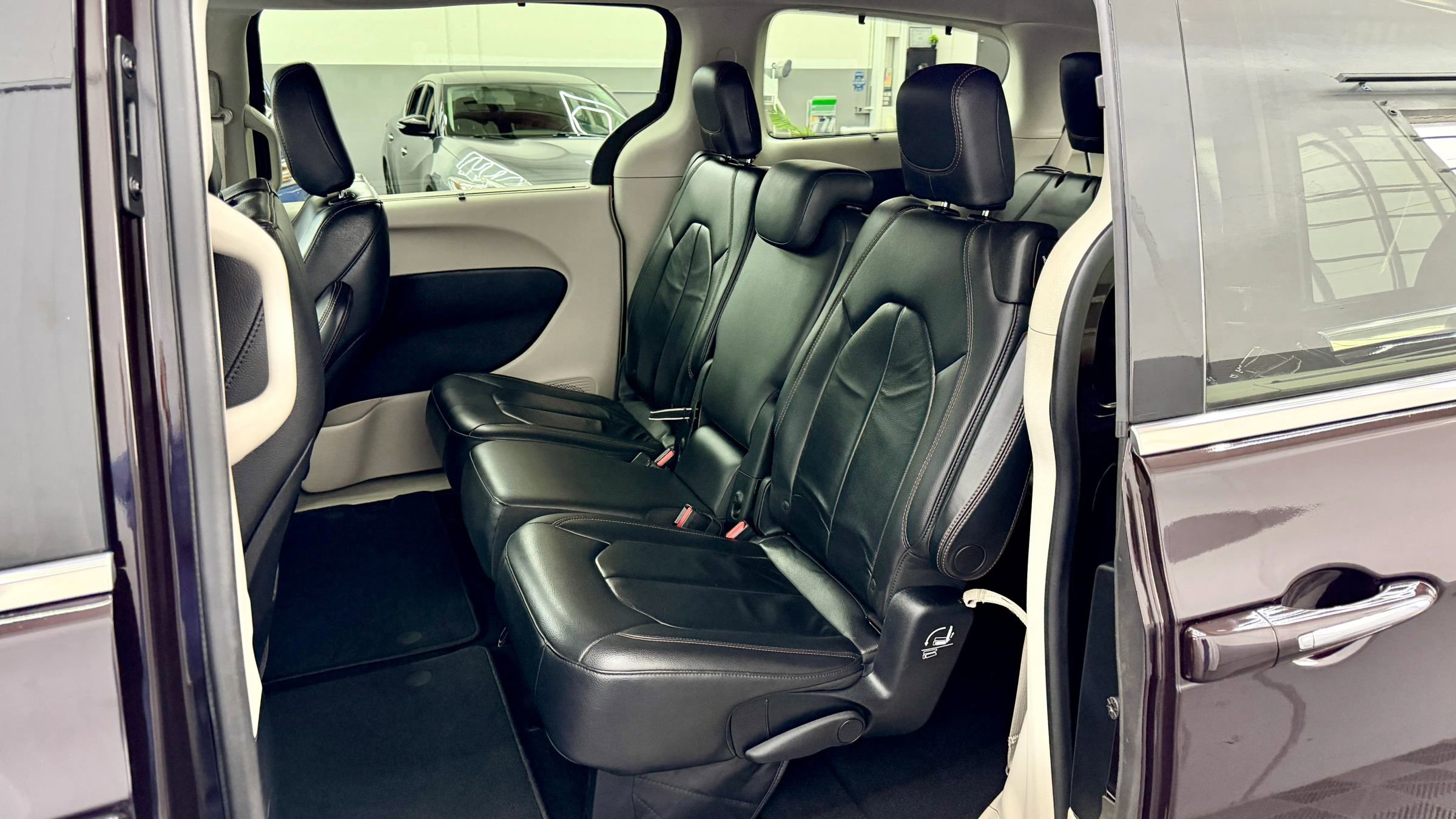 Used 2017 Chrysler Pacifica Touring-L image 8