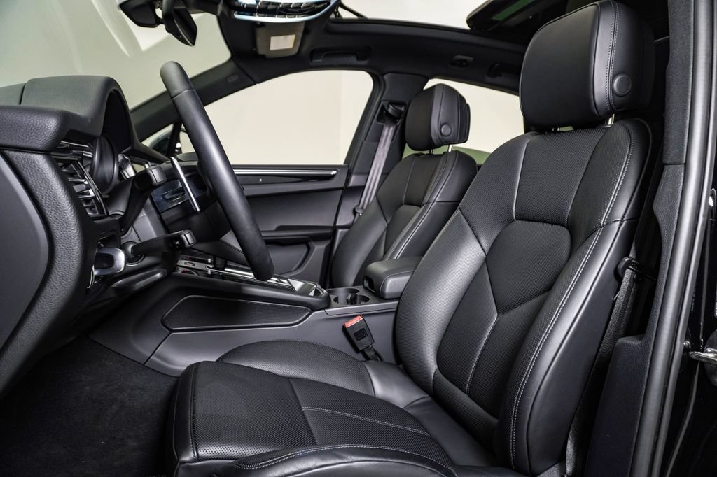 Certified 2026 Porsche Macan AWD/4WD image 5