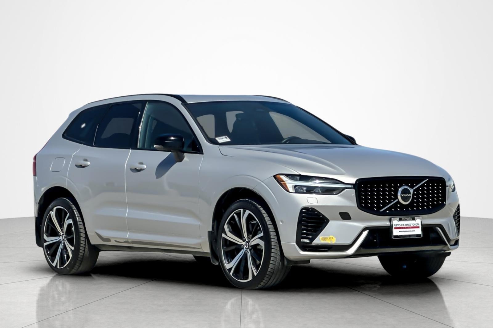 Used 2022 Volvo XC60 T8 R-Design w/ Advanced Package AWD/4WD image 7