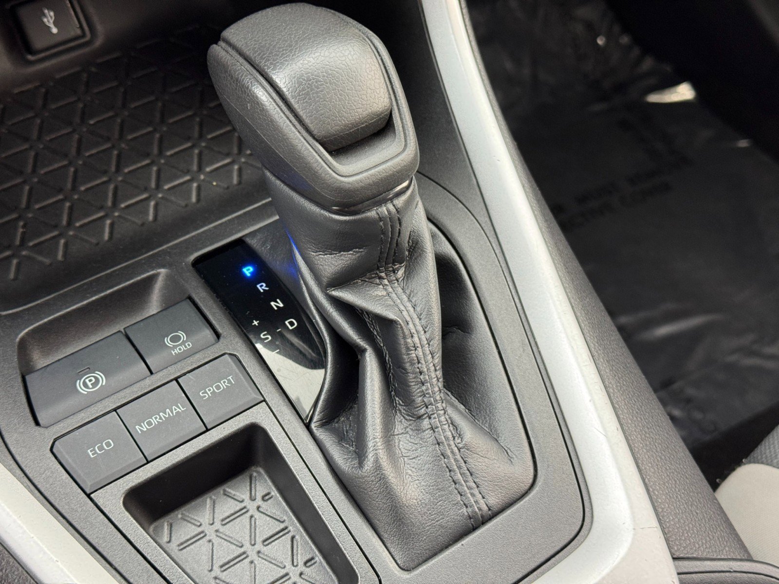 Used 2022 Toyota RAV4 XLE image 27