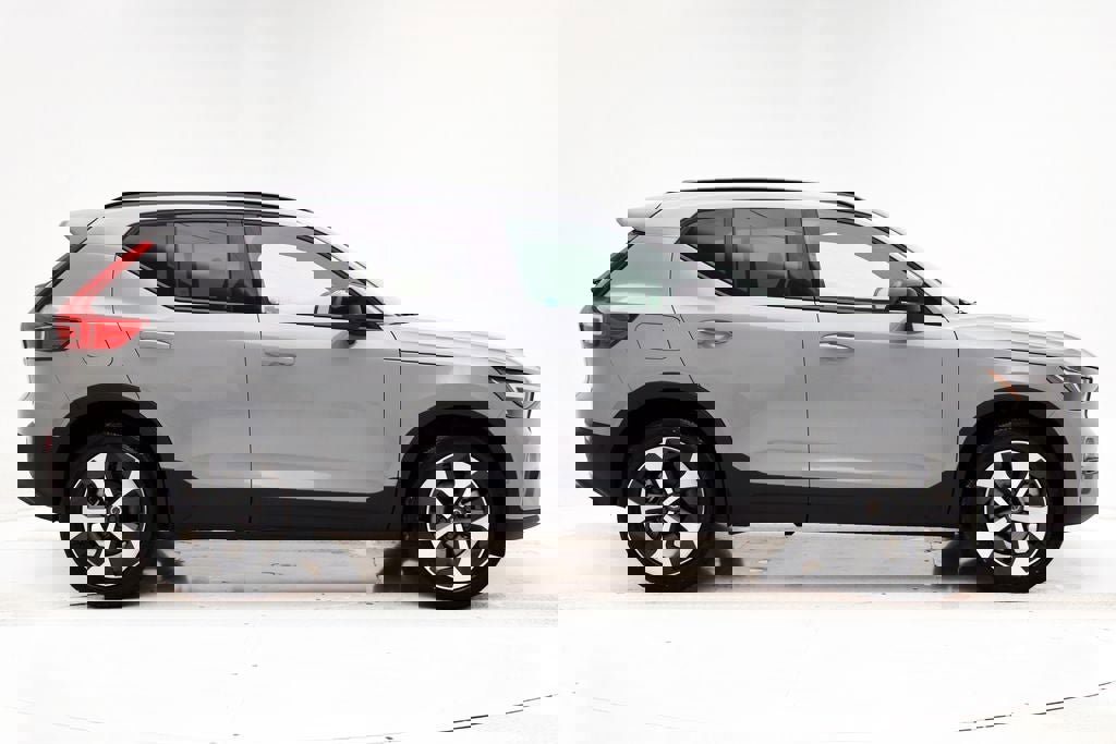 Used 2025 Volvo XC40 B5 Plus image 3