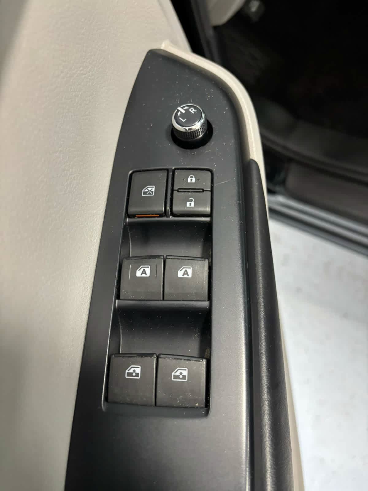 Used 2019 Toyota Highlander XLE AWD/4WD image 28