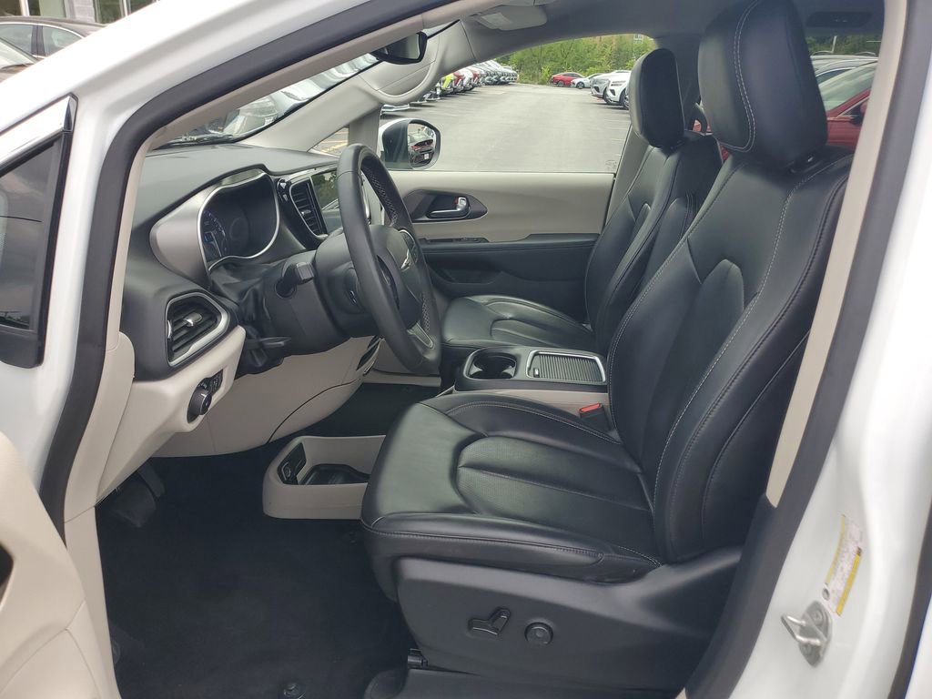 Used 2023 Chrysler Pacifica Touring-L FWD image 14