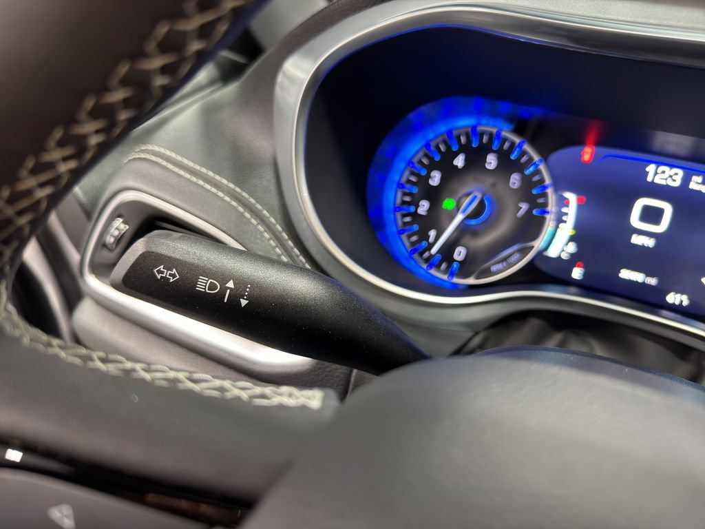 Used 2025 Chrysler Pacifica Limited FWD image 27