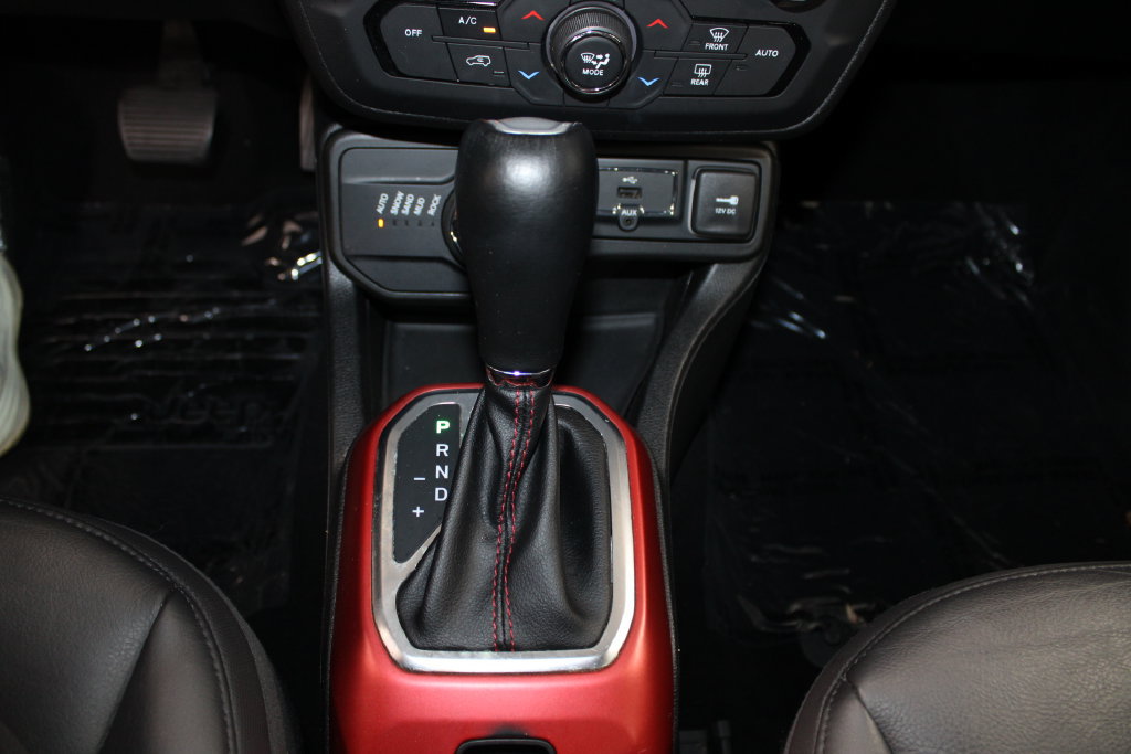 Used 2018 Jeep Renegade Trailhawk AWD/4WD image 38