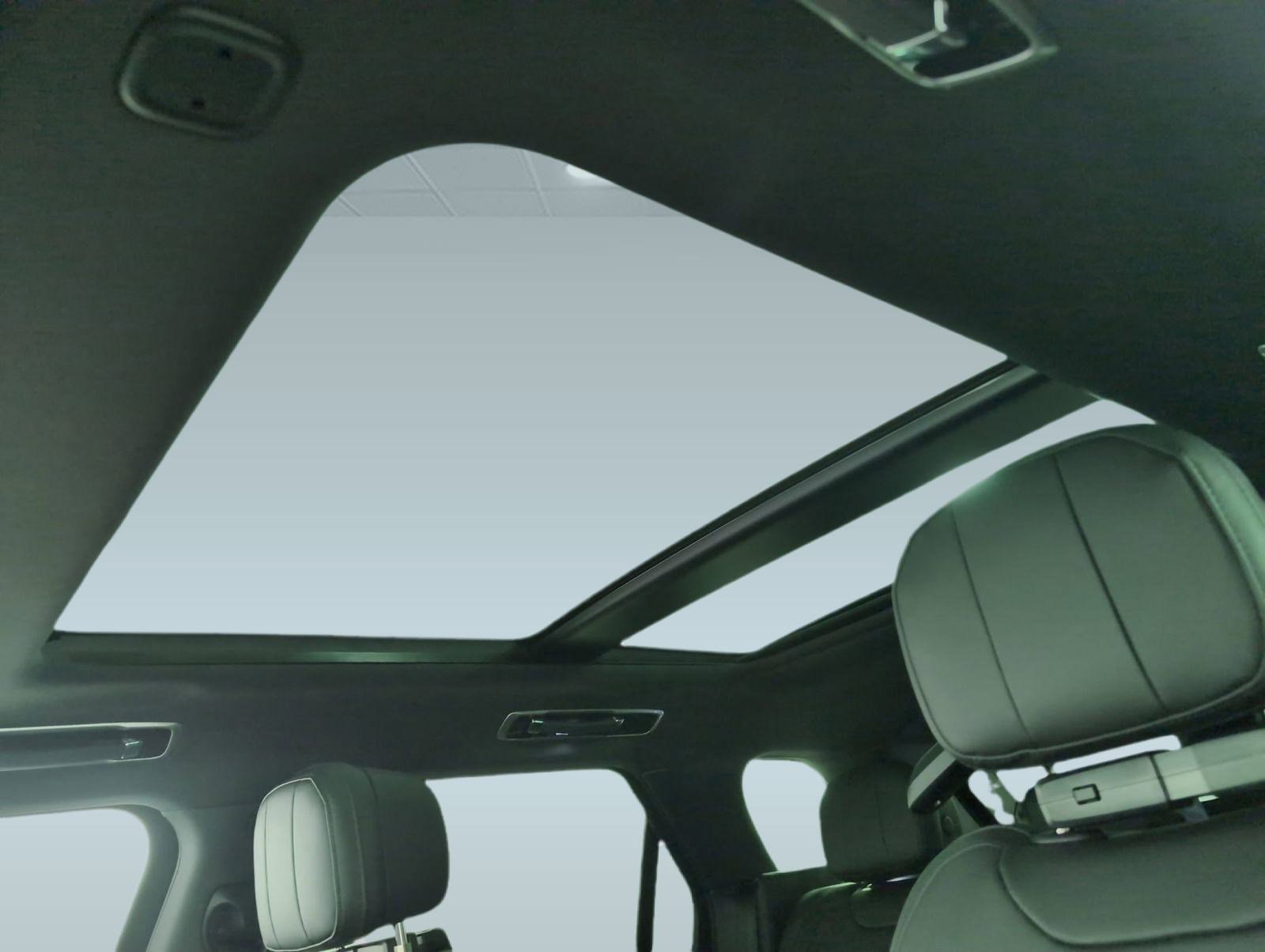 Used 2025 Land Rover Range Rover Sport SE image 12