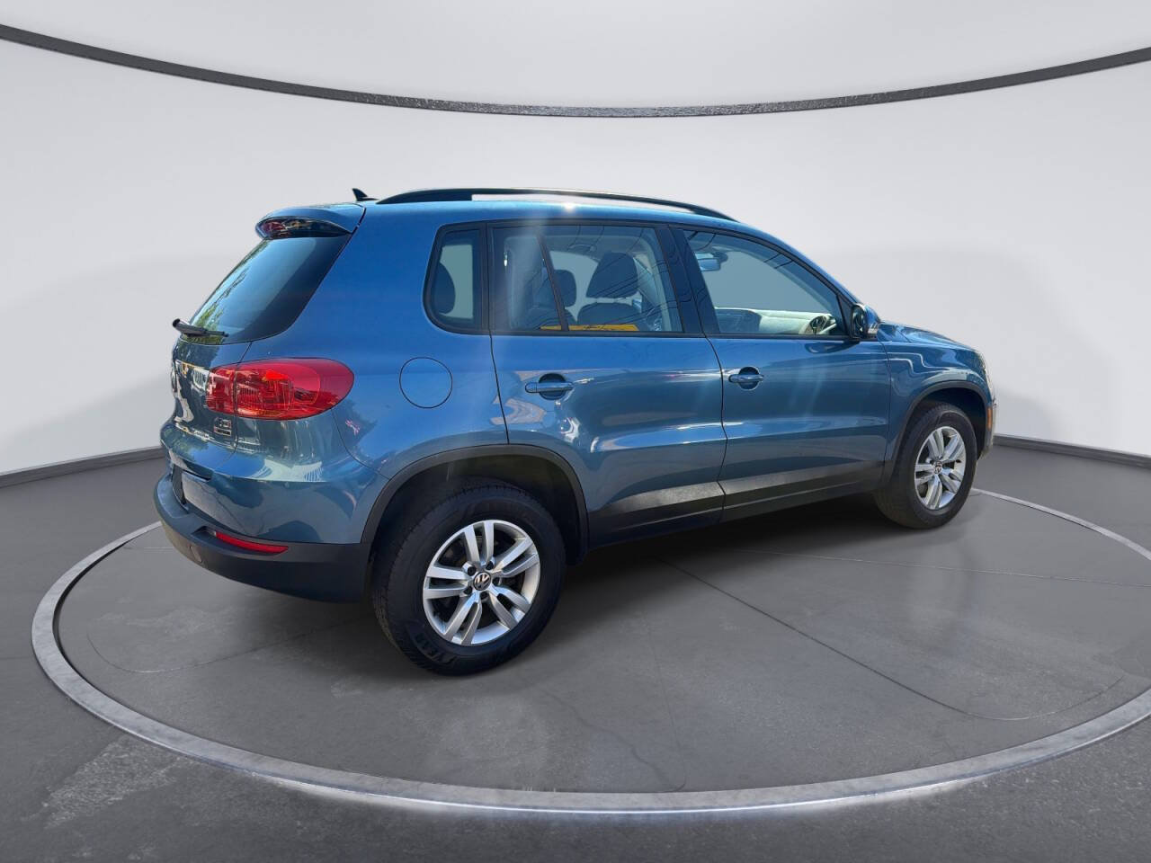 Used 2017 Volkswagen Tiguan S AWD/4WD image 4