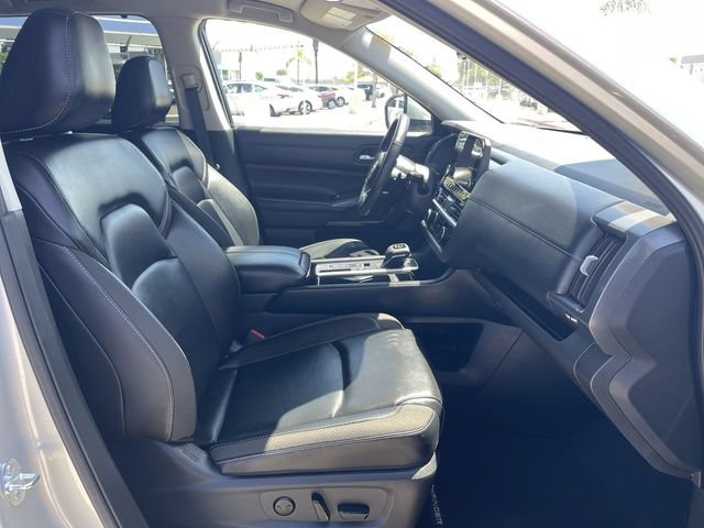 Used 2025 Nissan Pathfinder SL FWD image 28