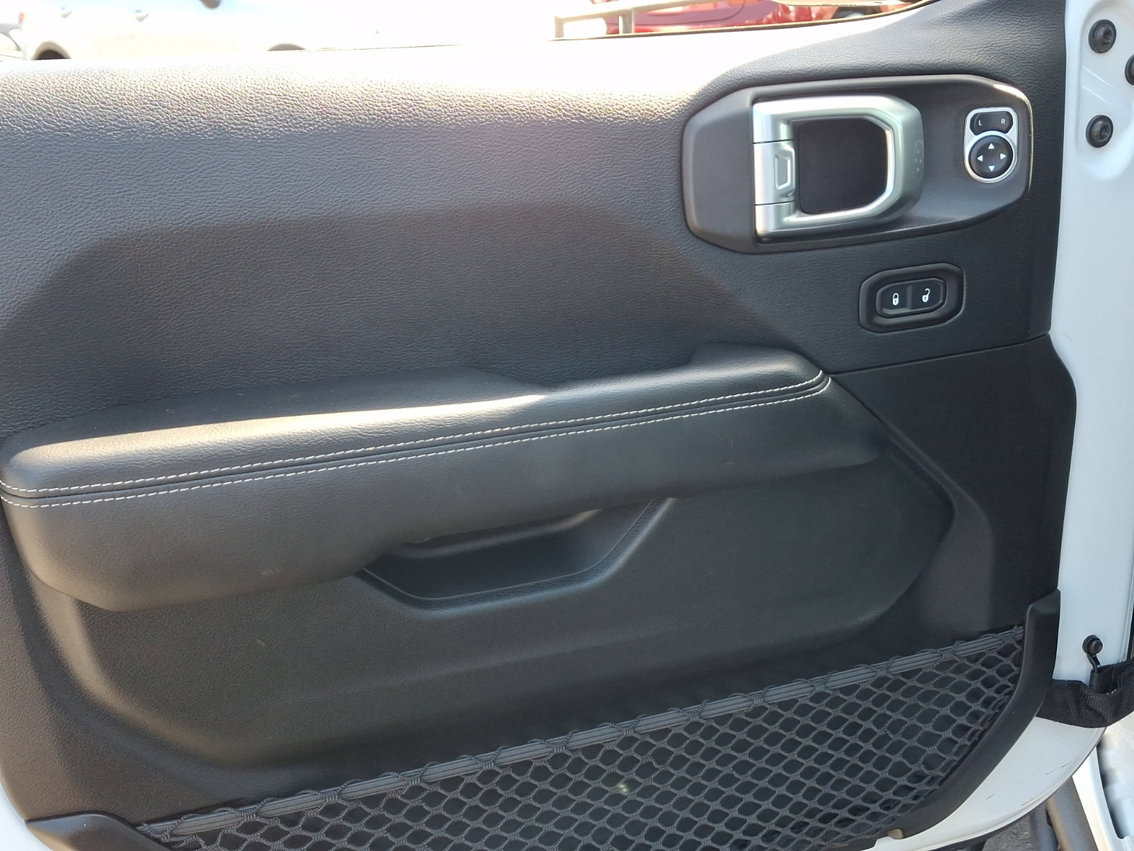 Used 2018 Jeep Wrangler Unlimited Sahara image 12