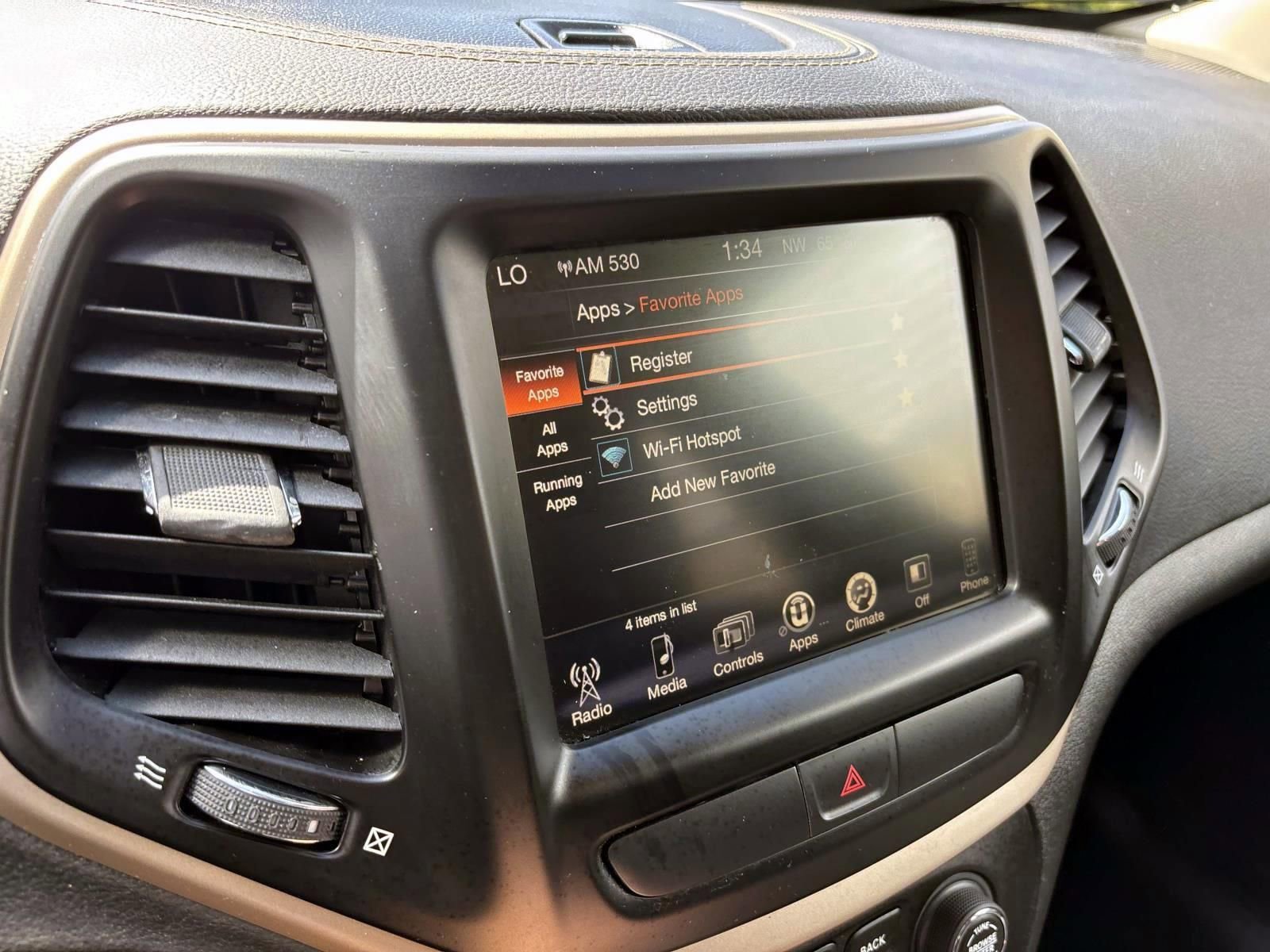 Used 2017 Jeep Cherokee Latitude w/ Comfort/Convenience Group FWD image 19