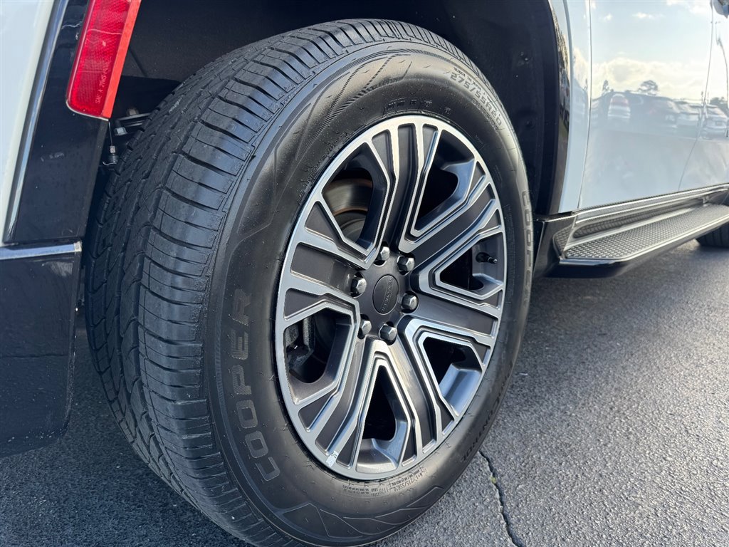 Used 2024 Jeep Wagoneer L Series II w/ Flexible Seating Group image 10