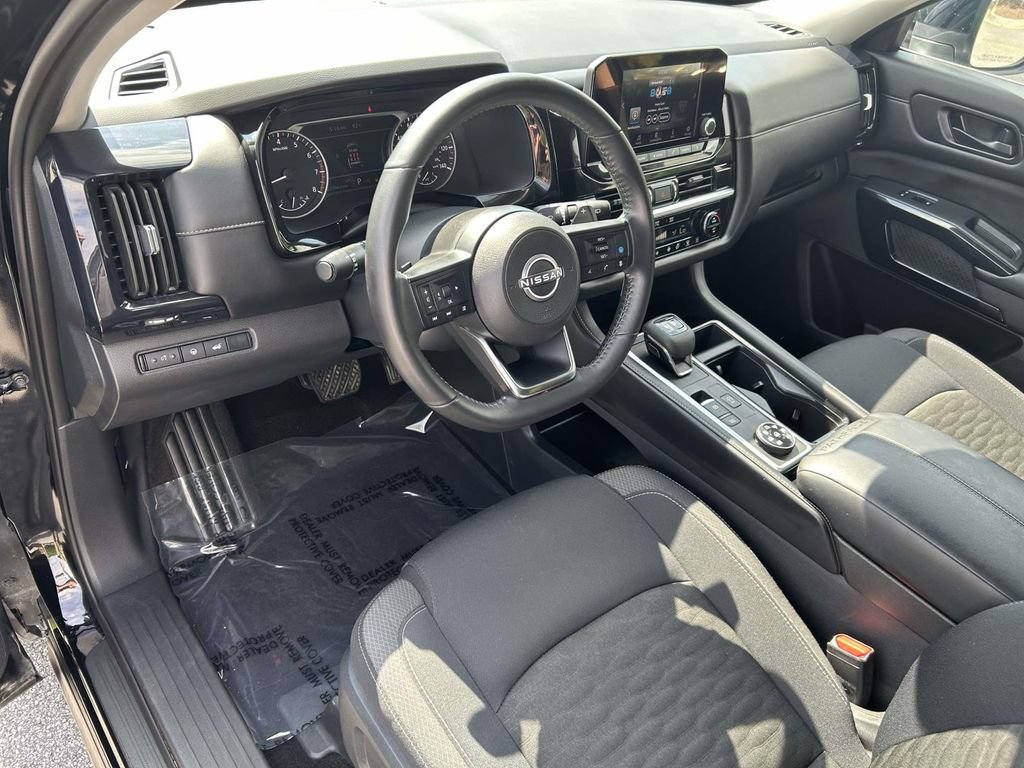Used 2025 Nissan Pathfinder SV AWD/4WD image 18