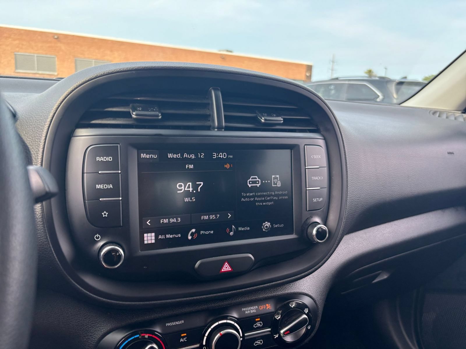 Used 2025 Kia Soul LX w/ LX Technology Package FWD image 19